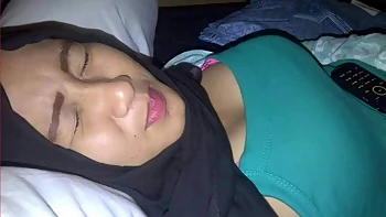 The pain of having a distant wife and a husband who wants to have sex has to wait for a month until finally the lust can no longer be stopped and masturbation is the way out,cheating wife jilbab